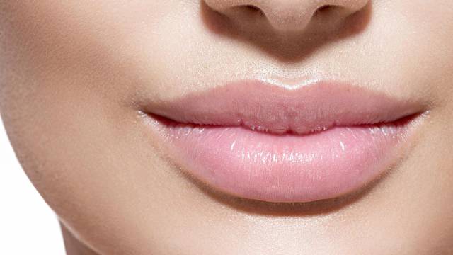 Beauty trend: 'Gym lips' su usne prirodnog tona, našminkane tek olovkom neutralne nijanse