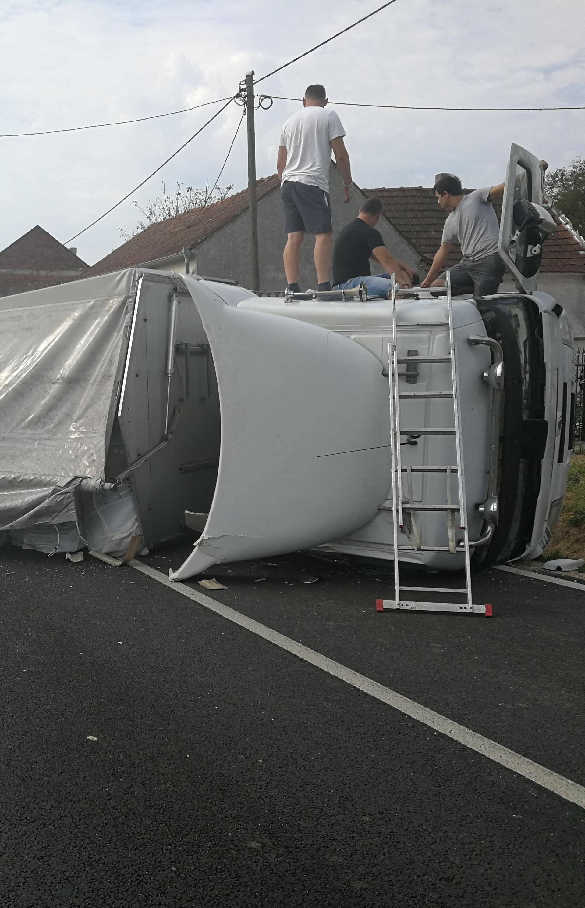 Prevrnuo se kamion u blizini Koprivnice, jedan ozlijeđen