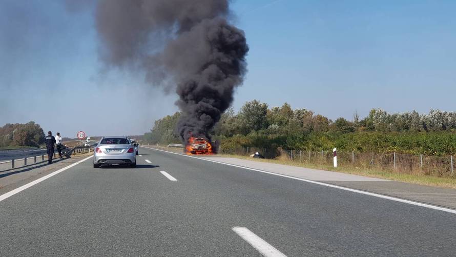 'Vozač je u nevjerici promatrao kako mu vatra guta automobil'