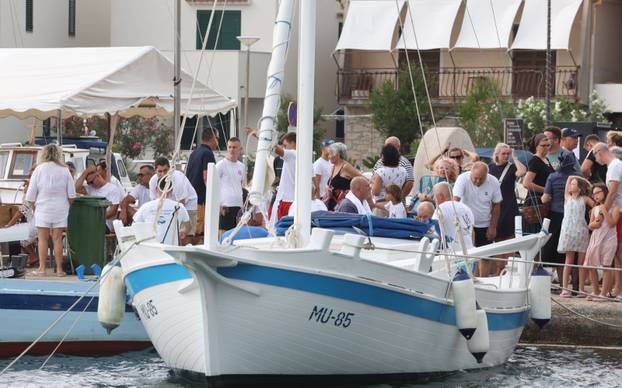 FOTO Čuvari stoljetne tradicije: Drveni brodovi utrkivali se na 'Regati za dušu i tilo' u Betini