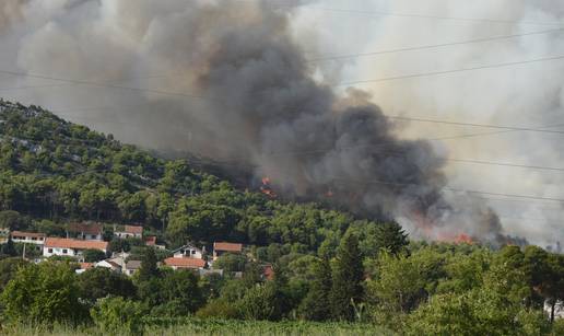 Požari u Dalmatinskoj zagori: Gori kod Muća i iznad Prugova