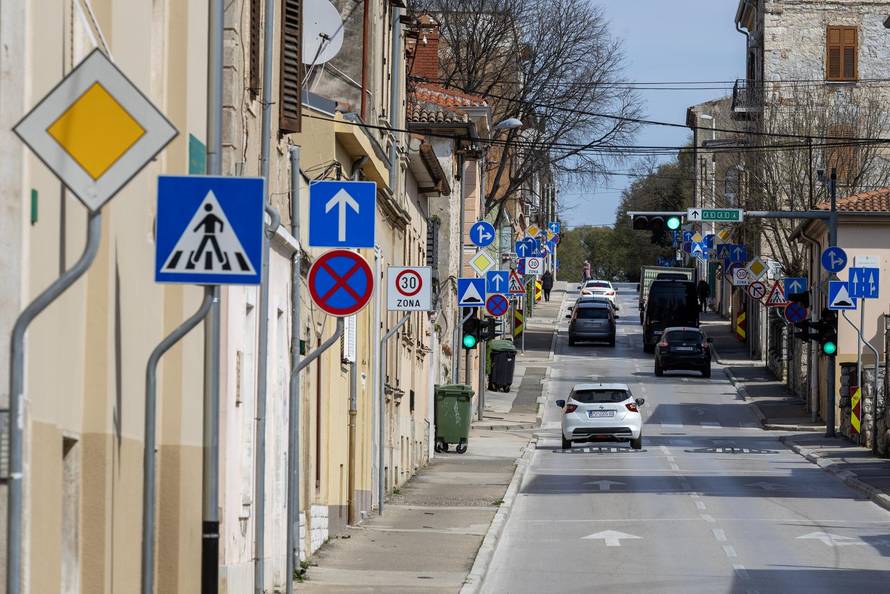 Pula: Prometni znakovi u Stankovićevoj ulici