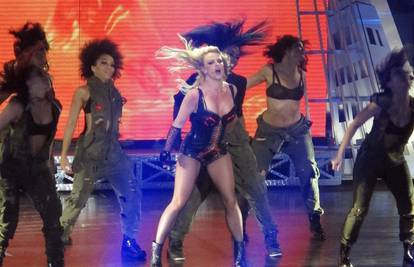 Britney je pokazala zaobljenu figuru u seksi kožnom korzetu