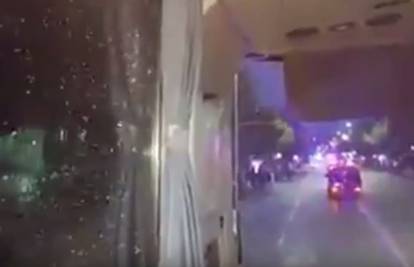 Video iz busa: Huligani napali srpske nogometaše u Tirani...