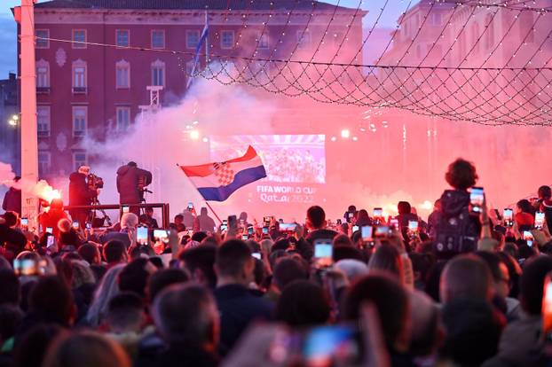 Split: Bakljada navijača na rivi povodom dolaska Vatrenih