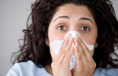 Kihanje i kašljanje u ruku samo širi viruse prehlade
