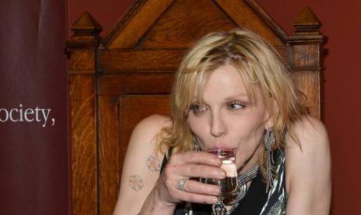 Tražila da prekrši zakon:  Bivša pomoćnica tuži Courtney Love