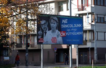 U Mađarskoj su postavili jumbo plakat o Ursuli von der Leyen: 'Ne plešite kako oni sviraju...'