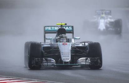 Kaos u Mađarskoj: Prekidi zbog kiše i sudara, Rosberg najbrži...