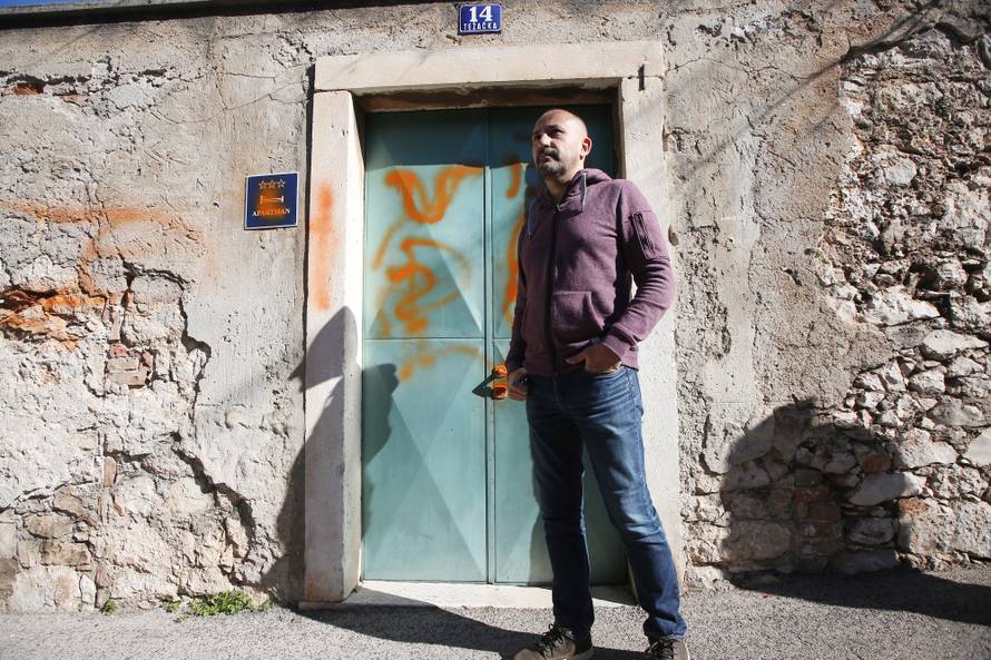 Zekanoviću nacrtali svastike na kući: 'Majci mi je pozlilo...'