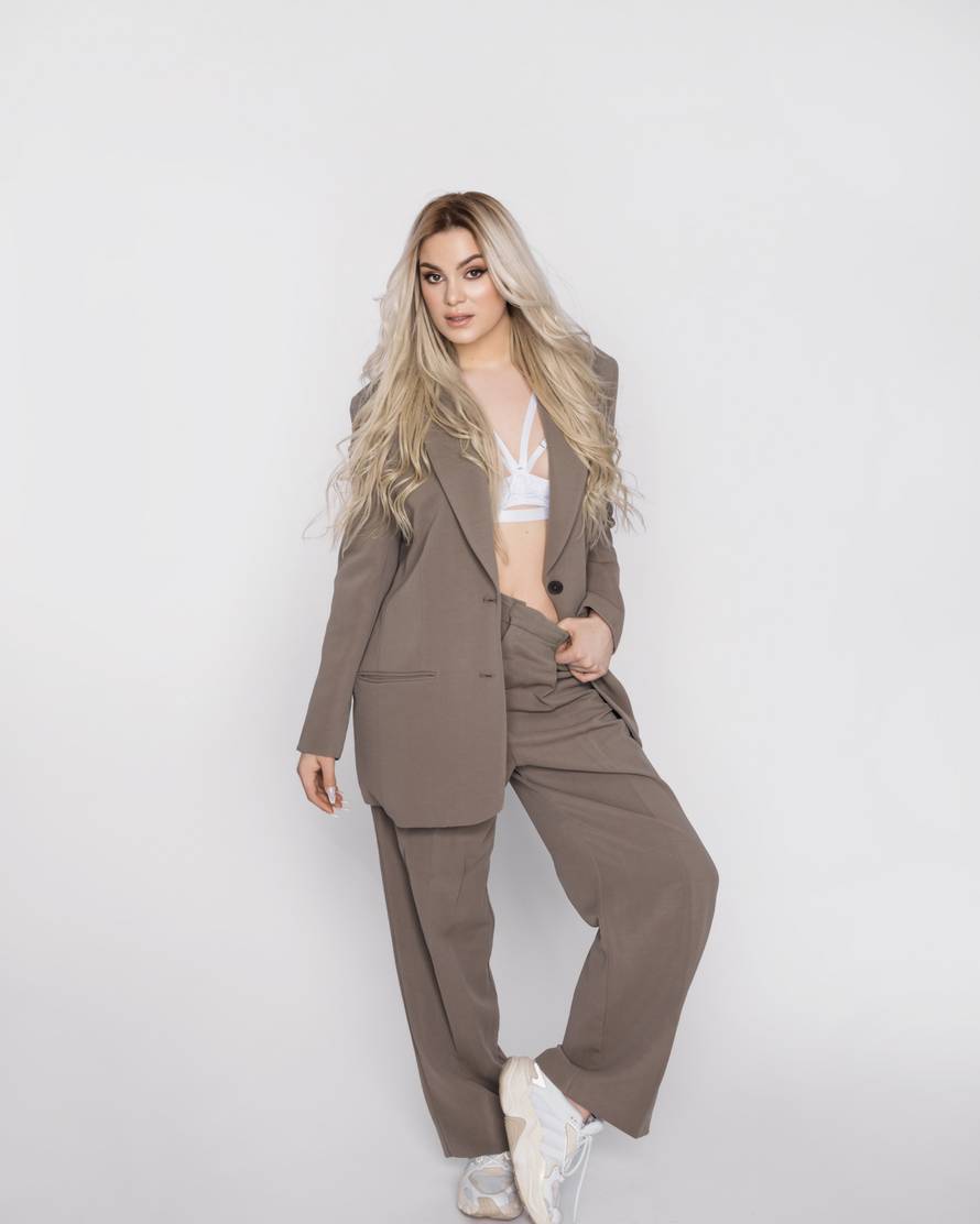 Beta Sudar u najglamuroznijem dosad izdanju predstavlja novi hit: 'Osinjak' je moćna balada