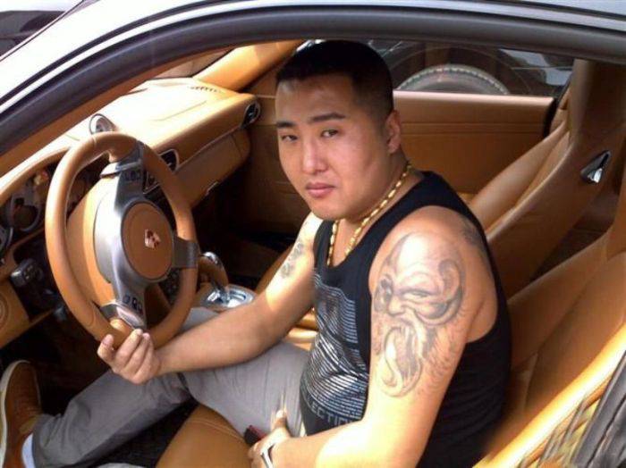 Zlatne 'lančine' i auti: Bizarne fotografije gangstera iz Kine