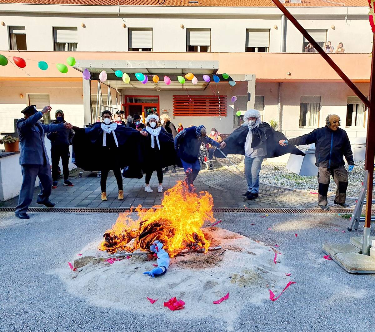 Gradonačelnik Poreča i predstavnici maškara ispred staračkog Doma spalili pust