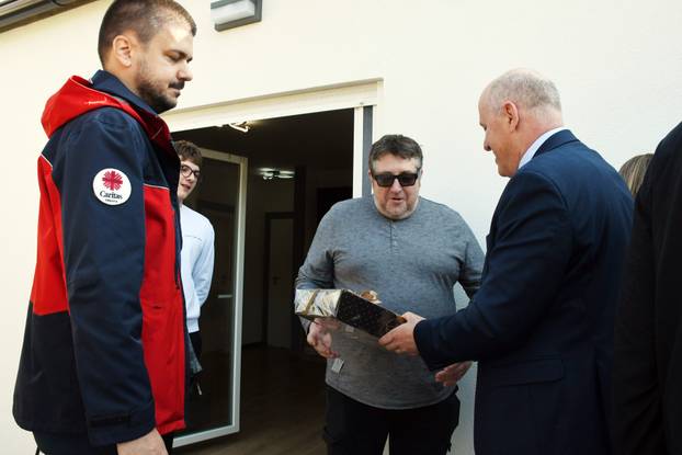 Petrinja: Ministar Bačić obišao tri obitelji koijim su izgrađene zamjenske kuće