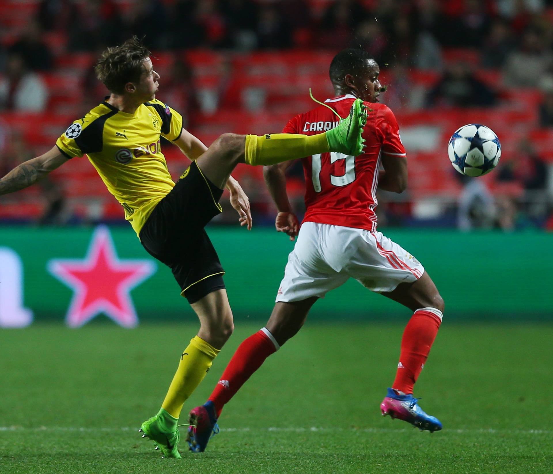 Borrusia Dortmund's Erik Durm in action with Benfica's Andre Carrillo