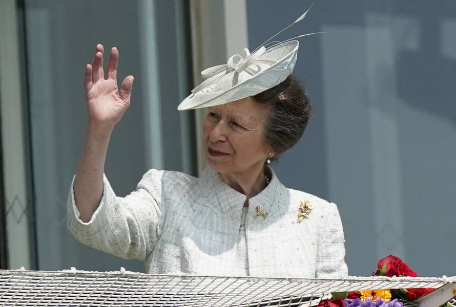 Dobro raspoložena princeza Anne na konji?koj utrci Epsom Derby, jednoj od pet utrka u kojima kralji?ini konji nikad nisu pobijedili