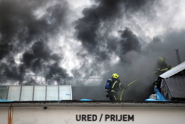 Zagreb: Gori objekt na Krugama, vatrogasci na terenu