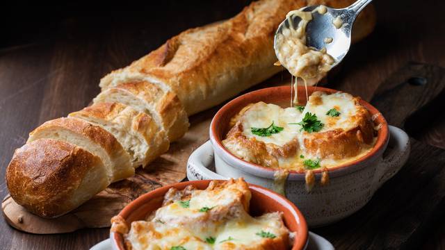 Klasična francuska juha od luka grije dušu i tijelo, a običan ručak diže na novu razinu