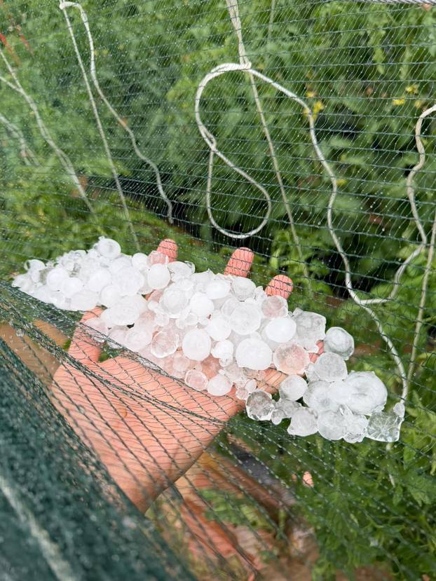 FOTO Ovo su posljedice oluje na sjeveru Hrvatske: Poplavljene ulice,  sve službe izašle na teren