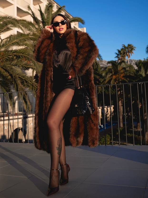 FOTO Što to skriva ispod bunde? Žanamari fanovima pokazala vitke noge u vrućim hlačicama