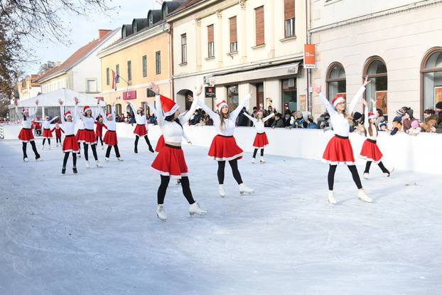 Na otvorenju klizališta u Bjelovaru glavna atrakcija bili su zagrebački klizači i bjelovarski hokejaši