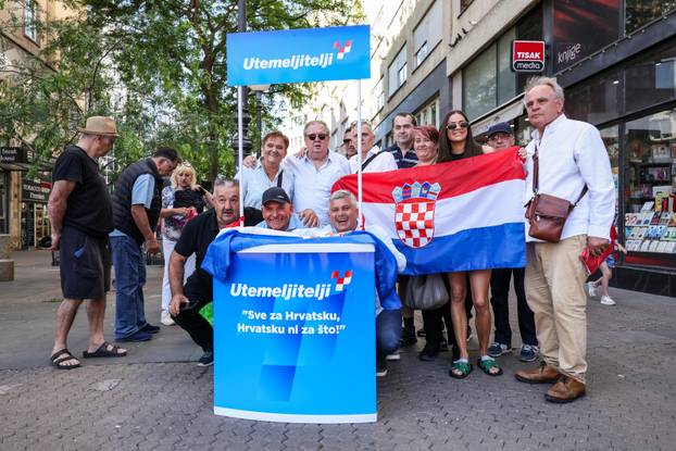 Zagreb: HDZ na Trgu organizirao dijeljenje hrvatskih zastava građanima