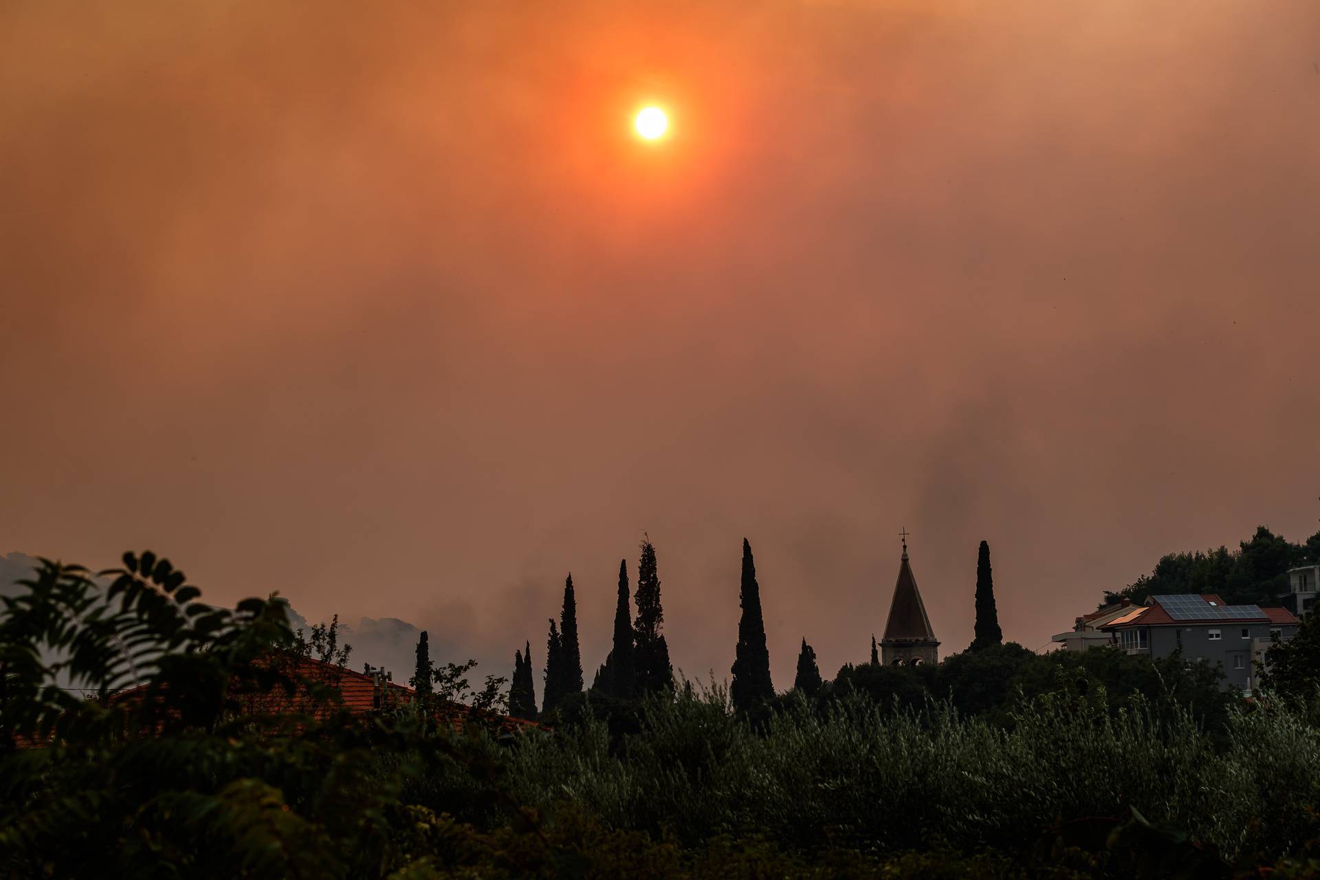 Žrnovnica: Vatra ušla u naselje