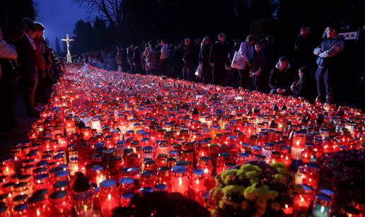 Zagrepčani su zapalili svijeće na grobovima svojih najmilijih