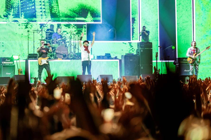 Plavi orkestar u Areni Zagreb je pokazao svu moć glazbe: Mlado i staro pjevalo uglas kao jedno!