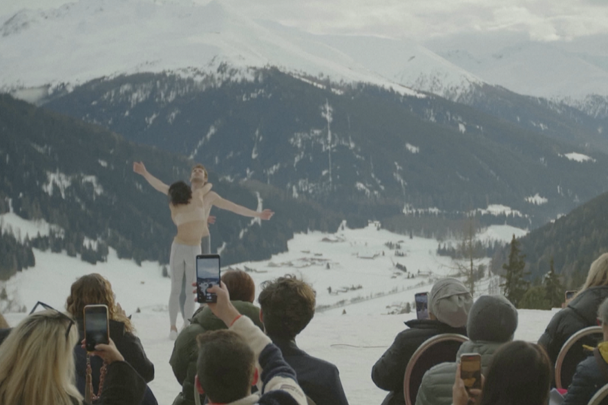 Violončelisti, baletani nastupaju uz ledenjak u Davosu
