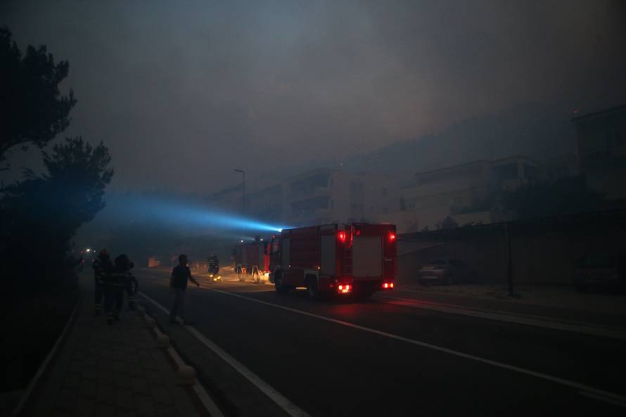 Kanader pomaže u gašenju, u Makarsku stiže i 150 vojnika