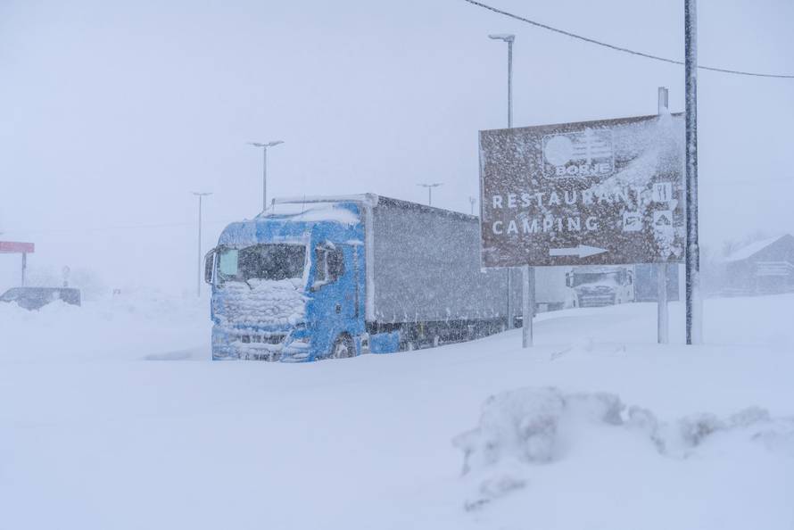 Korenica: Jako snježno nevrijeme stvorilo velike probleme u prometu
