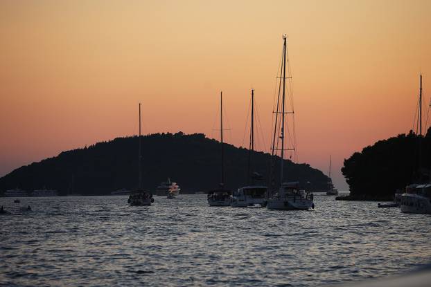Vela Luka: Ljudi se okupljaju i pripremaju za koncert "Trag u beskraju"