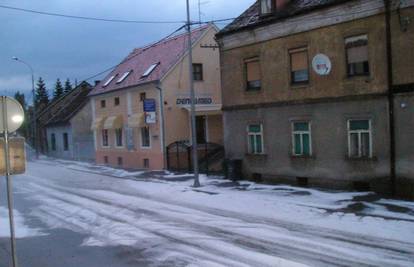 Tuča i vjetar lomili grane i razbili aute u Sisku i Pagu