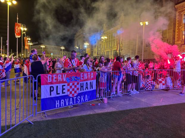 FOTO HRVATSKA NE SPAVA Pogledajte atmosferu s trgova, gužva je kao da je podne!