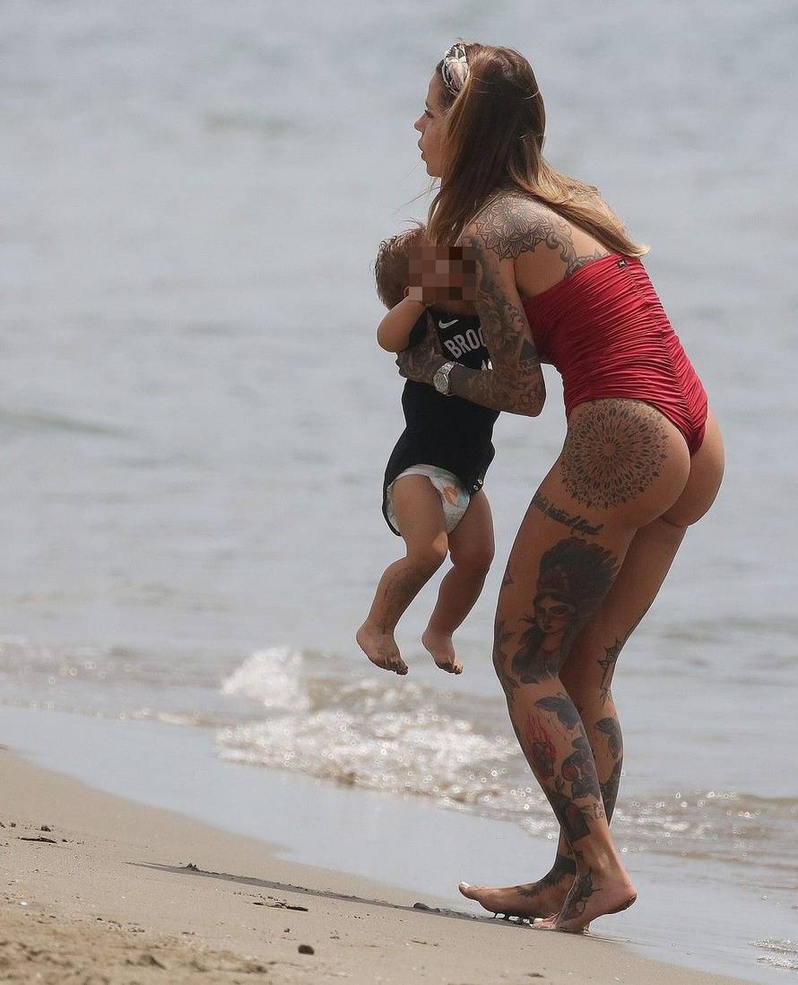 Ovo je djevojka igrača Milana. Ima više tetovaža od njega