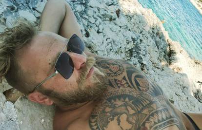 Ivan Pažanin pozirao je na plaži pa je pokazao brojne tetovaže...