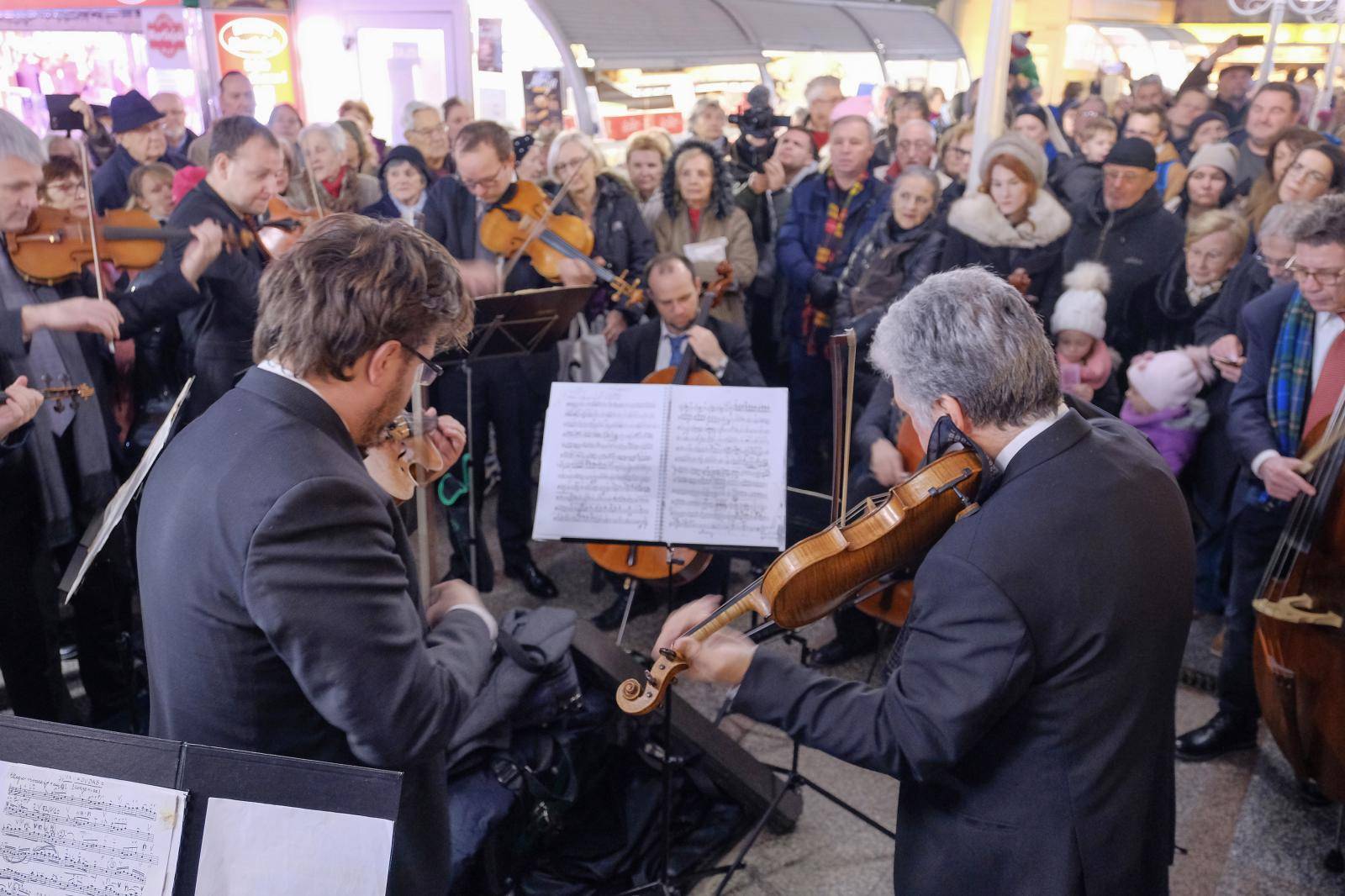 Zagreb: Zagrebački solisti održali koncert u zatvorenom dijelu tržnice Dolac