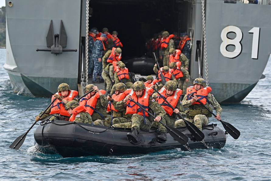 FOTO Pogledajte vojnu vježbu: Gromovi izvode desant na obalu