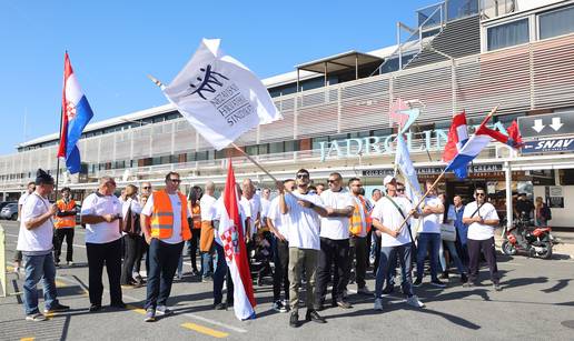 FOTO Prosvjed u Splitu: Radnici Jadrolinije nezadovoljnim postupkom izbora brodara