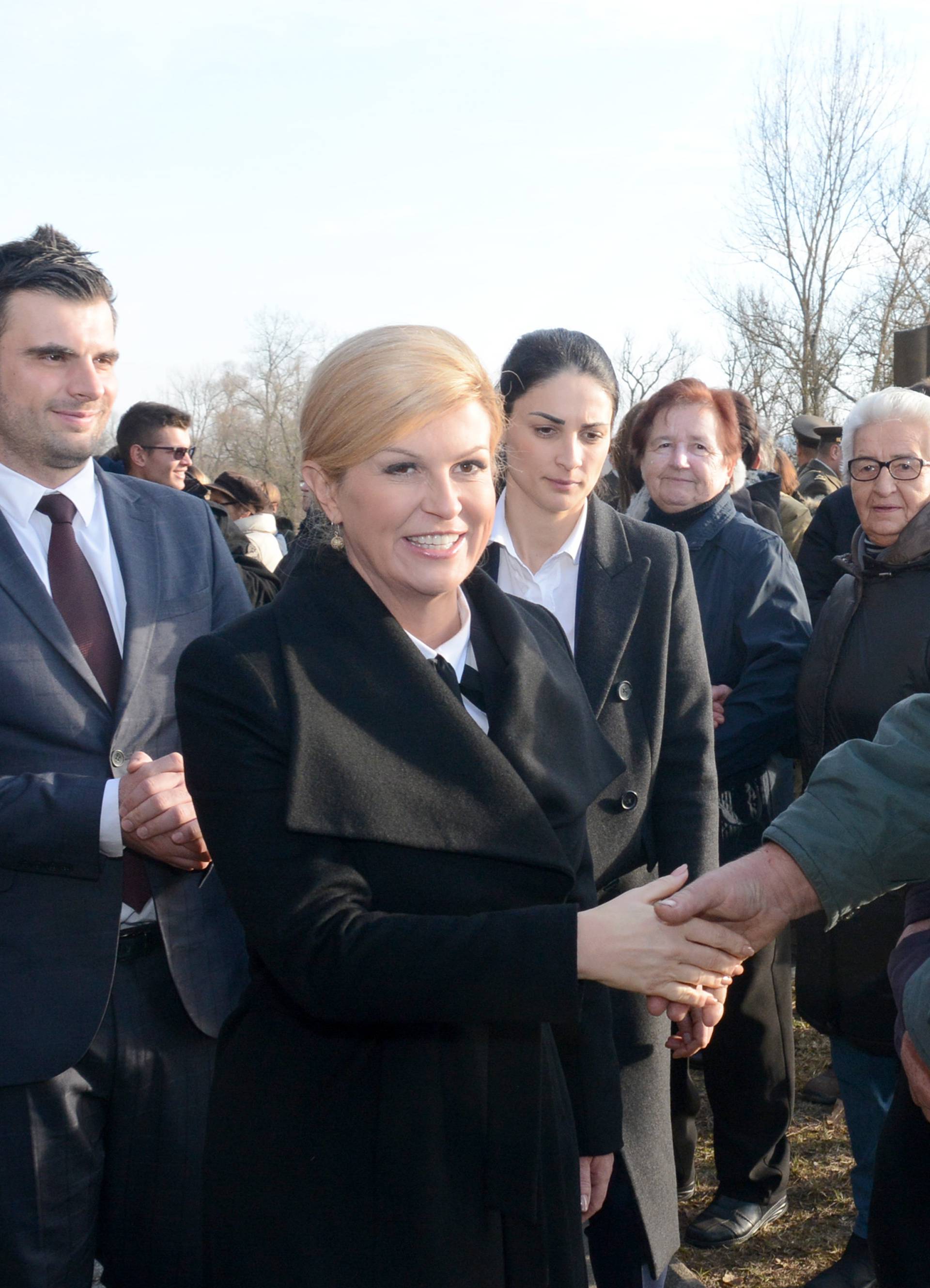 BaÄin: Kolinda Grabar-KitaroviÄ poloÅ¾ila cvijeÄe na spomen obiljeÅ¾je poginulim mjeÅ¡tanima