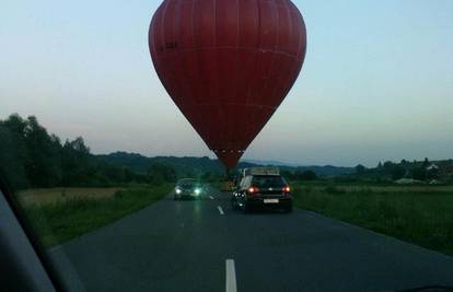 Jak vjetar otpuhao balon među automobile na cesti