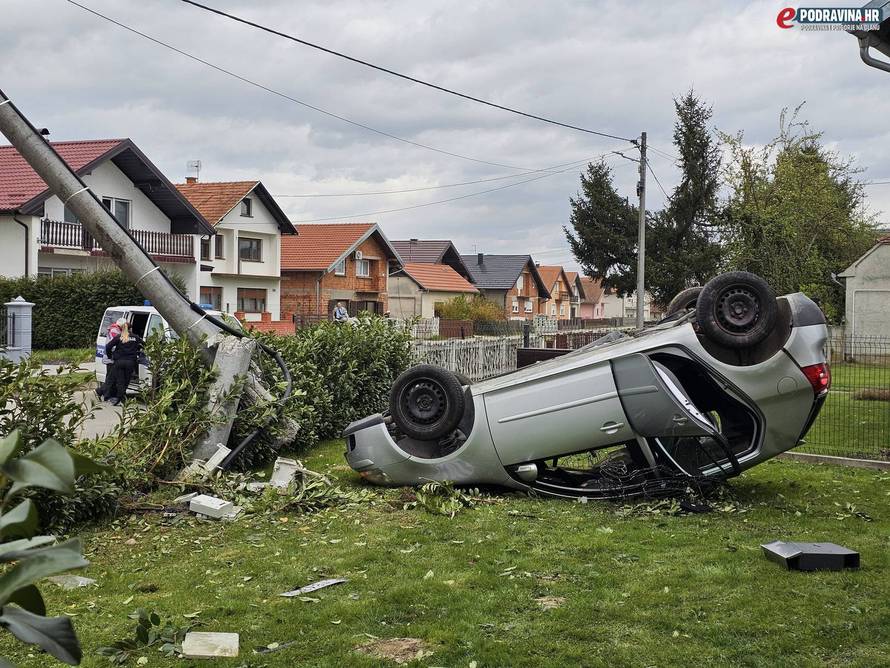 FOTO Autom slomio betonski stup u Koprivnici i završio na krovu, nekoliko je ozlijeđenih