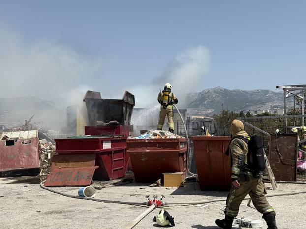 Split: Izbio požar na Stinicama, gorjelo smeće i vozilo
