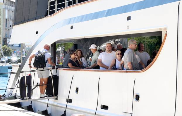 Šibenik: Kruzeri i turisti okupirali šibensku rivu