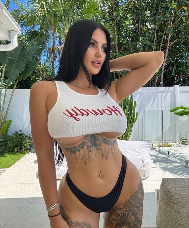 Iz trkaćih automobila prebacila se na OnlyFans i 'diže' milijune