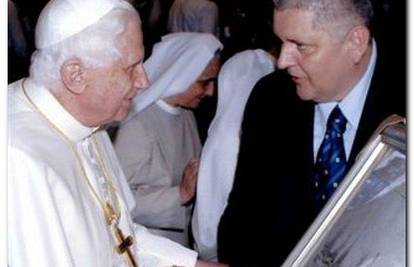 Papa blagoslovio Đapića prije operacije kamenaca