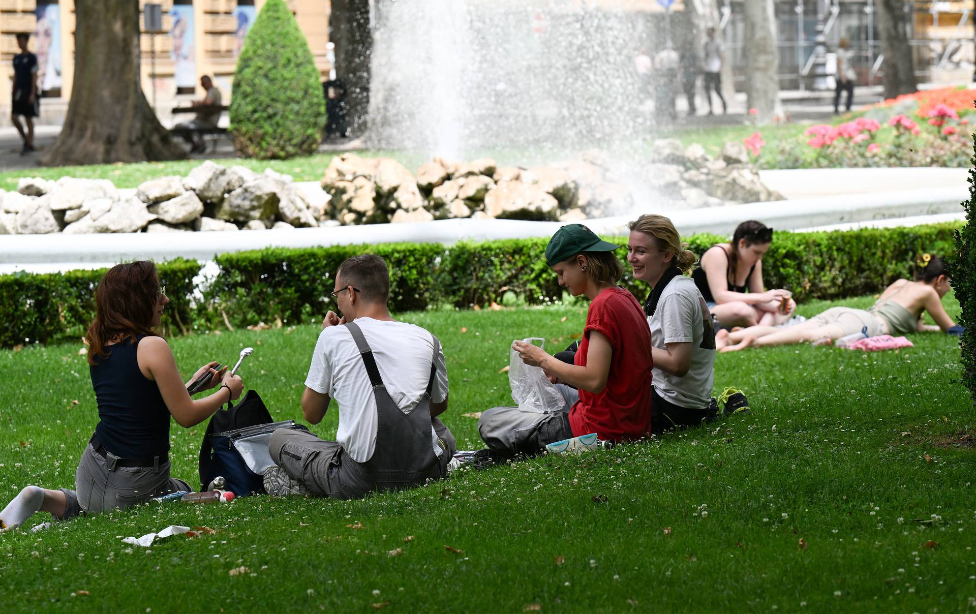 Zagreb: Građani spas od vrućine pronalaze u hladu Zrinjevca ili fontanama