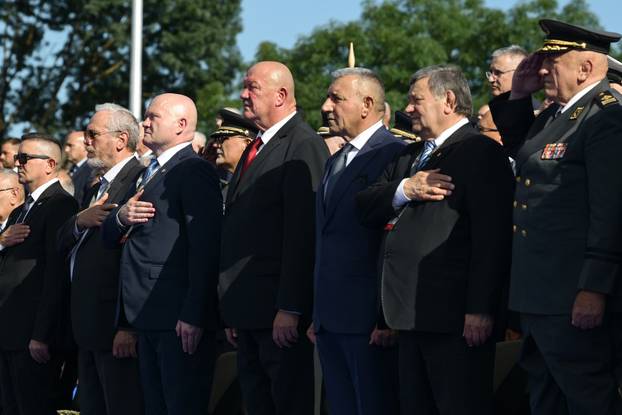 Zagreb: Uzvanici iz lože prate svečani vojni mimohod u povodu 30. obljetnice VRO Oluja