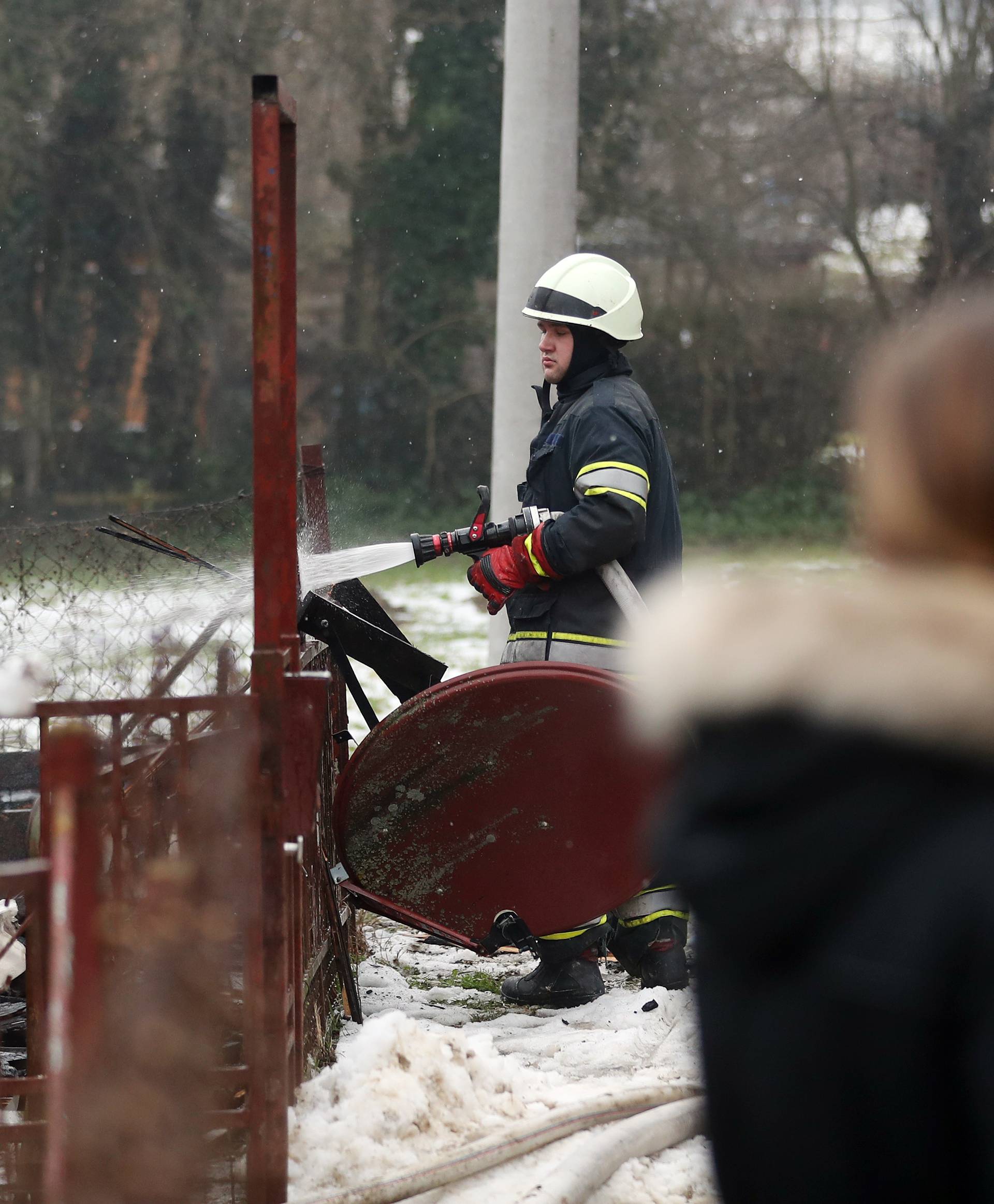 Drama kod Zagreba: Izvukla nepokretnog muža iz požara